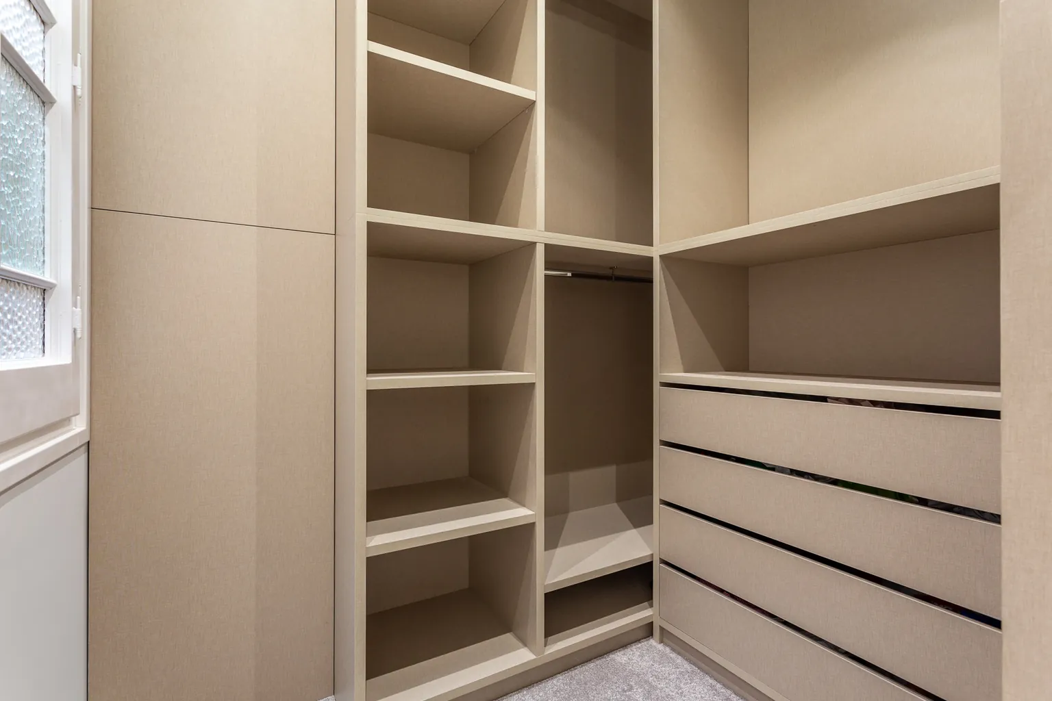 Dressing sur mesure avec étagères, penderie et tiroirs